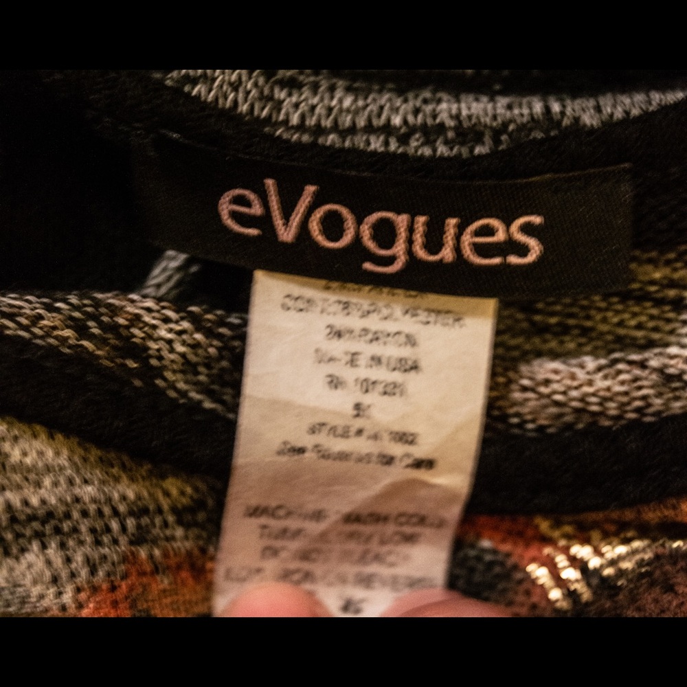 🎉HP🎉eVouges feather cold shoulder top - Picture 3 of 8